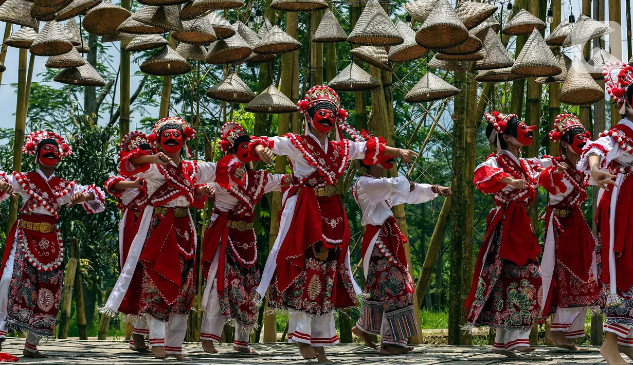 Penari dengan batik dan pakaian tradisional menggelar tarian dan fashion show di Grand Smesco Hills Cisarua, Bogor, Minggu (11/4/2021). Smesco Indonesia dan Yayasan Belantara Budaya Indonesia berkolaborasi menyelenggarakan pagelaran wastra dan budaya menyambut Hari Kartini. (Liputan6.com/JohanTallo)