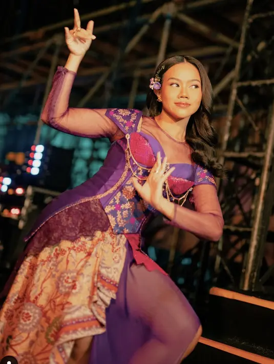 Memadukan warna vibrant dan ragam kain khas Indonesia, busana panggung Yura Yunita tak pernah gagal hadirkan decak kagum. [Foto: Instagram/ Yura Yunita]