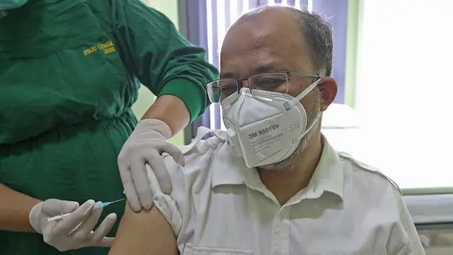 Ketua IDI Terpilih Vaksinasi COVID-19 Bersama Nakes RSUD Cengkareng