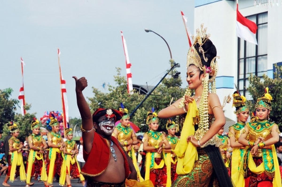 Kemolekan penari cantik 1.000 Barong Nusantara di Kediri