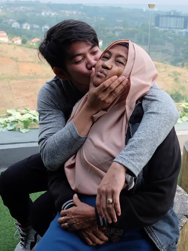 6 Potret Kebersamaan Rizki D’Academy dan Ibundanya, Penuh Kehangatan