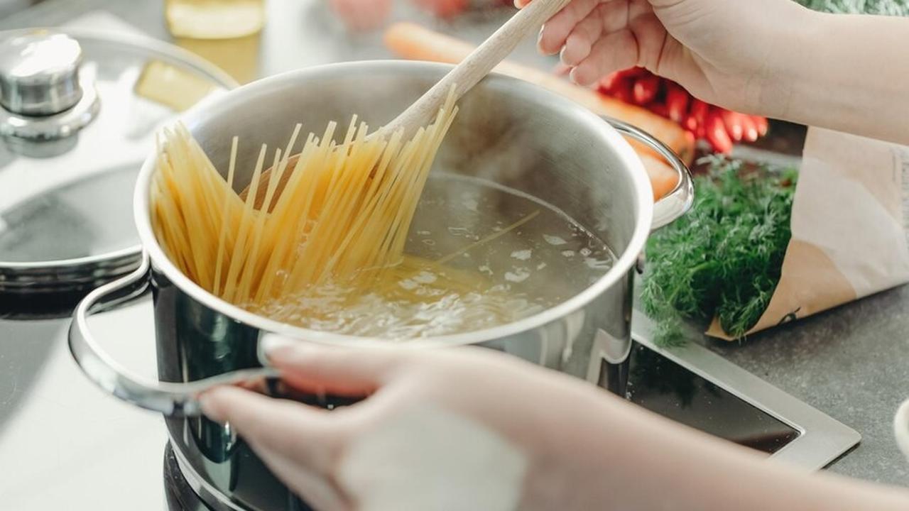 6. Aduk Spaghetti Secara Berkala