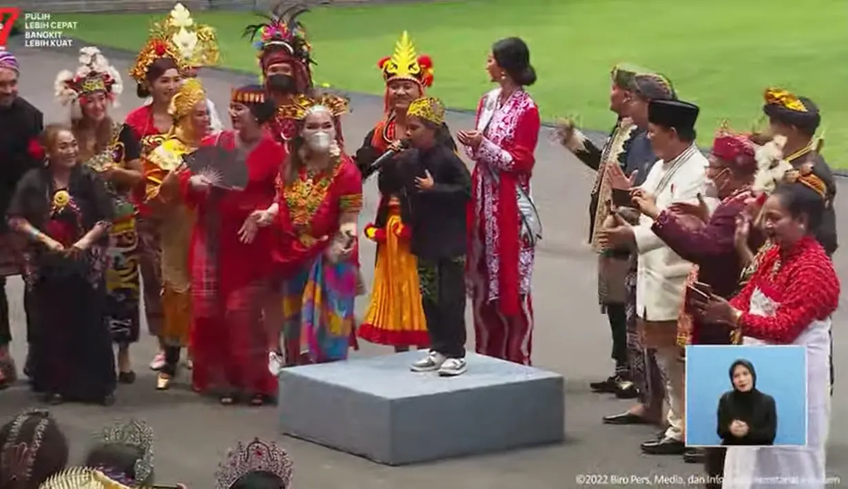 Pada kesempatan kedua Farel bernyanyi justru menarik sejumlah menteri untuk turun bergoyang di halaman menemani Farel. Farel yang semula gugup harus bernyanyi di hadapan Presiden begitu menikmati membawakan lagu viralnya. (Tangkapan layar YouTube Sekretariat Presiden)