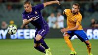 Gelandang Fiorentina, Joaquin (kiri) berusaha merebut bola dari kejaran bek Jordi Alba saat International Champions Cup (ICC) 2015 di Stadio Artemio Franchi, Senin (3/8/2015). Fiorentina menang atas Barcelona dengan Skor 2-1. (AFP PHOTO/TIZIANA FABI)