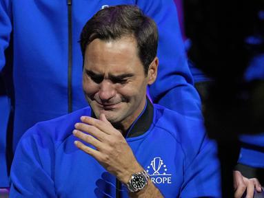 Roger Federer dari Tim Eropa menangis setelah pertandingan ganda Piala Laver di arena O2 di London, Jumat (23/9/2022). Roger Federer resmi mengumumkan masa depannya pada kamis (15/09/2022). Ia menyatakan akan pensiun dari dunia tenis setelah Turnamen Laver Cup merupakan turnamen terakhirnya. (AP Photo/Kin Cheung)