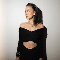 Dress cutout di bagian perut itu perlihatkan tampilan perut rata Luna Maya [@lunamaya]