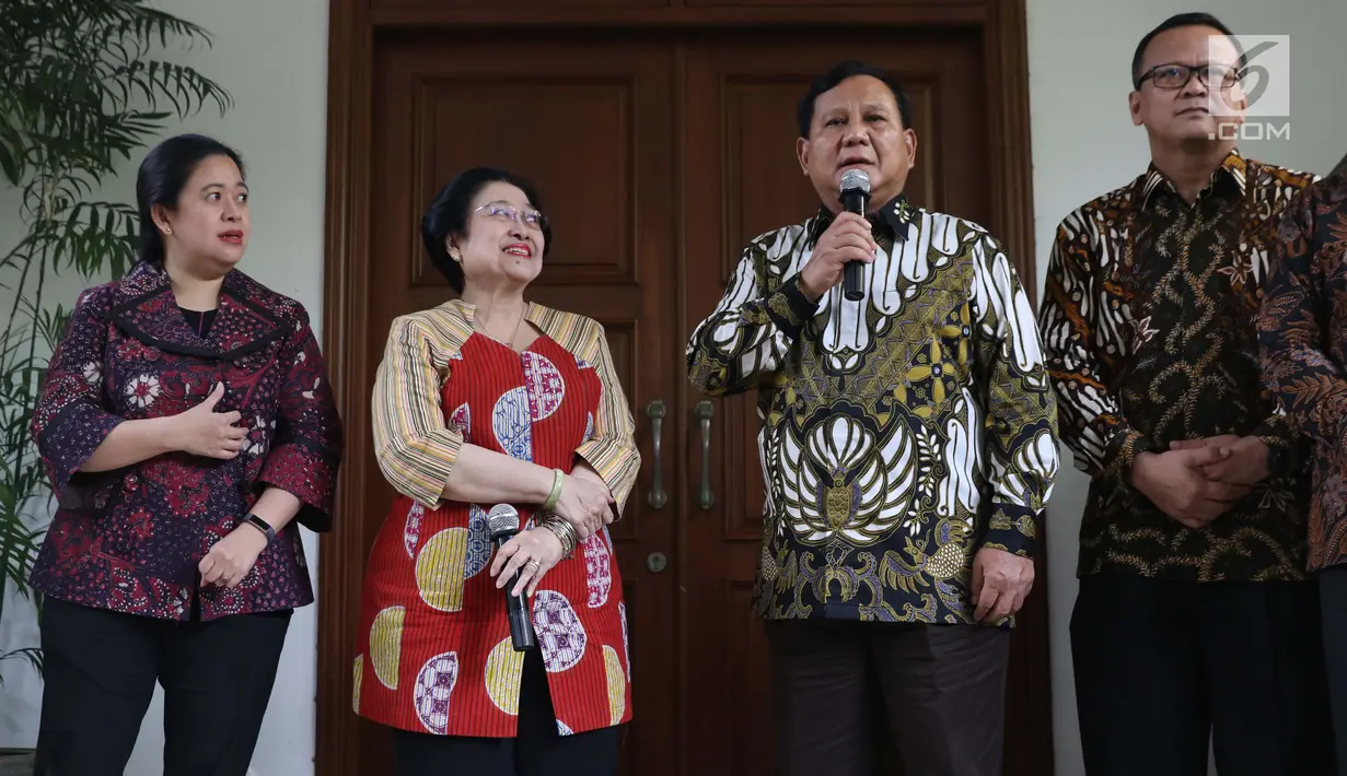 Ketua Umum Partai Gerindra, Prabowo Subianto (kedua kanan) bersama Ketua Umum PDIP, Megawati Soekarnoputri (kedua kiri) saat memberi keterangan terkait pertemuan dan makan siang bersama di kediaman Megawati di Jalan Teuku Umar, Jakarta, Rabu (24/7/2019). (Liputan6.com/Helmi Fithriansyah)