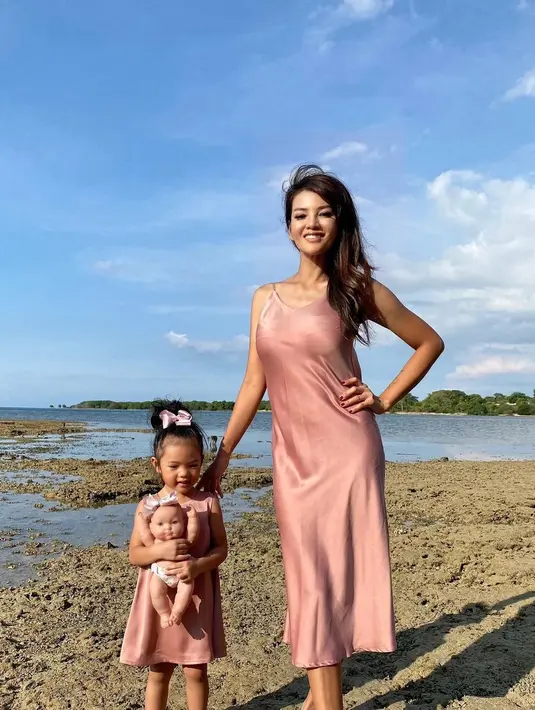 <p>Bersama dengan sang putri, Farah Quinn pun melakukan banyak aktvitas mulai dari main golf hingga berenang. (FOTO: instagram.com/farahquinnofficial/)</p>