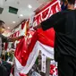 Aktivitas penjahit bendera merah putih di kiosnya, kawasan Pasar Senen, Jakarta, Rabu (5/8/2020). Menjelang peringatan HUT ke-75 Kemerdekaan RI, sejumlah pedagang mengaku penjualan pernak-pernik bendera merah putih menurun 50 persen dibanding tahun lalu akibat COVID-19. (Liputan6.com/Faizal Fanani)