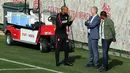 Pelatih baru AS Monaco, Thierry Henry berbincang dengan Wakil Presiden Rusia, Vadim Vasilyev dan Direktur Olahraga Monaco Michael Emenalo selama sesi pelatihan di La Turbie, dekat Monaco, Prancis (18/10). (AFP Photo/Valery Hache)