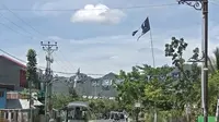 Bendera parpol masih terpasang di jalan protokol di Kota Gorontalo (liputan6.com/ Aldiansyah Mochammad Fachrurozy)