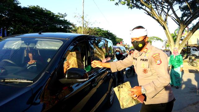 Umat Hindu Gandeng Pemuda Gereja di Kendari Bagikan Takjil Ramadan