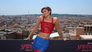 Zendaya bak Spider-Man Pakai Koleksi Arsip Versace, Pamer Foto Dicium Tom Holland