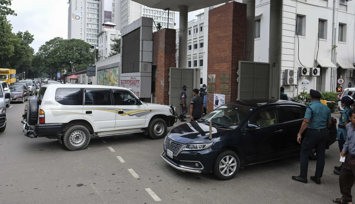 Pegawai pemerintah tiba di kantor lebih awal di Dhaka, Bangladesh, Rabu, 24 Agustus 2022. Sekolah-sekolah di Bangladesh akan tutup satu hari lagi setiap minggunya dan kantor-kantor pemerintah serta bank akan mempersingkat hari kerja mereka satu jam untuk mengurangi penggunaan listrik di tengah kekhawatiran kenaikan bahan bakar harga dan dampak perang Ukraina. (AP Photo/Mahmud Hossain Opu)