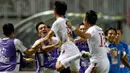 Pemain Vietnam menyambut gol yang dicetak Nguyen Van Quyet ke gawang Indonesia melalui penalti dalam laga leg pertama semifinal Piala AFF 2016 di Stadion Pakansari, Bogor, Sabtu (3/12/2016). (Bola.com/Peksi Cahyo)