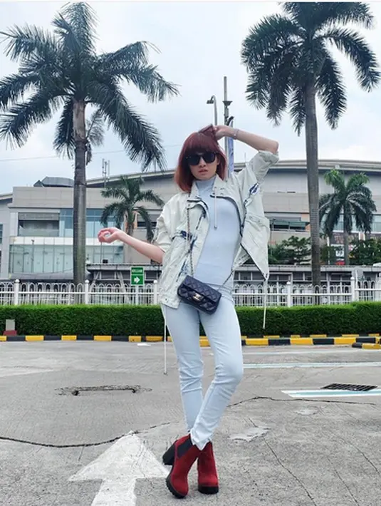 Saking marahnya dengan mantan kekasihnya itu, perempuan 28 tahun itu membongkar aibnya. Bahwa selama ini, Chika merasa hanya dijadikan sebagai kedok pacaran, untuk menutupi kekasihnya yang dianggap gay. (Instagram/ckjessica25)