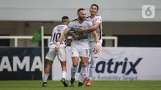 Penyerang Bali United, Ilija Spasojevic (tengah) merayakan gol pertama timnya ke gawang Persita Tangerang saat laga pekan keempat BRI Liga 1 2021/2022 di Stadion Pakansari, Bogor, Jumat (24/9/2021). Bali United menang tipis atas Persita Tangerang 2-1. (Bola.com/Bagaskara Lazuardi)