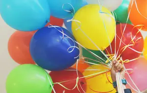 Ngeri, Pengantin Wanita Ini Nyaris Terbang Terbawa Balon saat Pemotretan