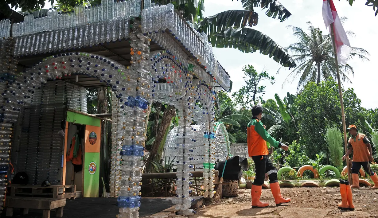 Aktivitas petugas UPK Badan Air DLH DKI Jakarta dekat Pos Botol Plastik di Pasar Rebo, Jakarta, Selasa (12/3). Lebih dari seribu botol plastik bekas dipasang untuk menghiasi Pos  UPK Badan Air di Pasar Rebo. (merdeka.com/Iqbal Nugroho)