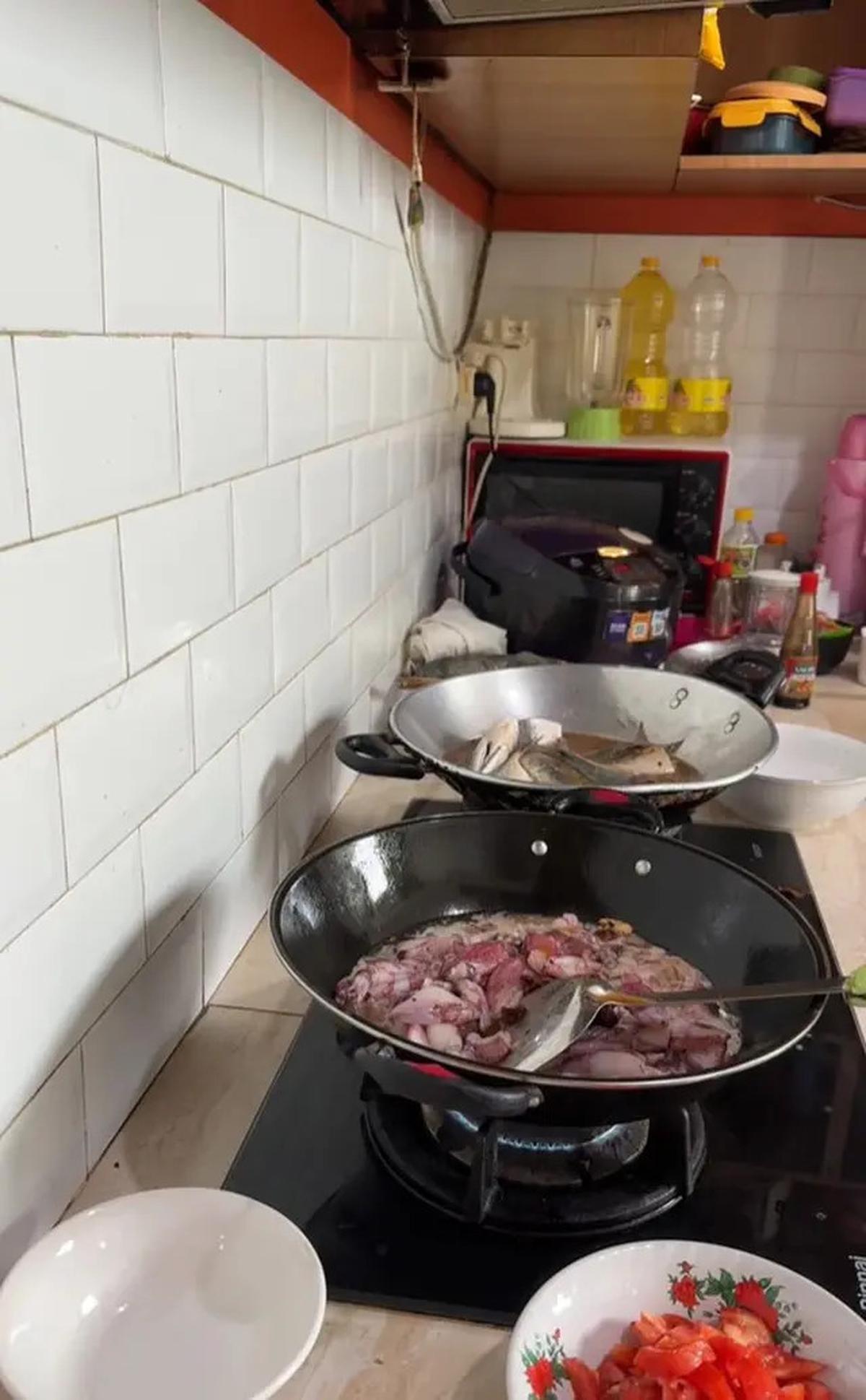 6 Potret Dapur Sederhana Rumah Nursyah Ibunda Indah Permatasari, Rapi dan Bersih