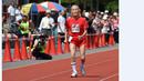 Hidekichi Miyazaki, 105 tahun, saat berlomba di nomor lari 100m Kyoto Masters Autumn Competiton di Kyoto, Jepang, Rabu (23/9/2015). (AFP Photo/Toru Yamanaka)
