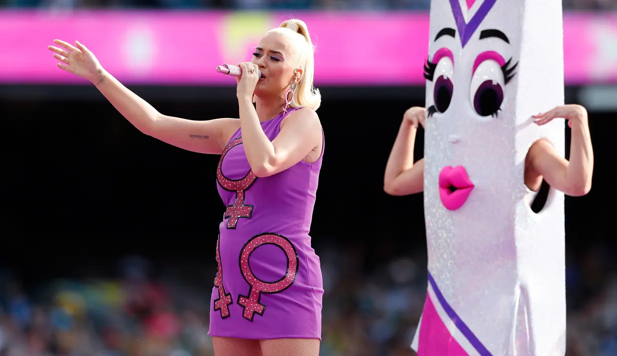 Penyanyi Katy Perry tampil sebelum dimulainya pertandingan kriket Piala Dunia T20 Perempuan ICC 2020 di Melbourne, Minggu (8/3/2020). Tunangan Orlando Bloom tersebut tampil secara langsung (live) di atas panggung untuk pertama kalinya sejak mengumumkan kehamilannya. (AP/Asanka Ratnayake)
