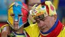 Kesedihan suporter timnas Kolombia setelah tim kesayangan mereka takluk dari Inggris pada pertandingan 16 besar Piala Dunia 2018 di Stadion Spartak, Rusia, Selasa (3/7). Kolombia menyerah 3-4 dari Inggris melalui drama adu penalti. (AP/Ricardo Mazalan)