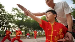 Anak-anak mempelajari seni bela diri selama liburan musim panas di Shahe, Provinsi Hebei, China utara, pada 9 Agustus 2020. (Xinhua/Mou Yu)