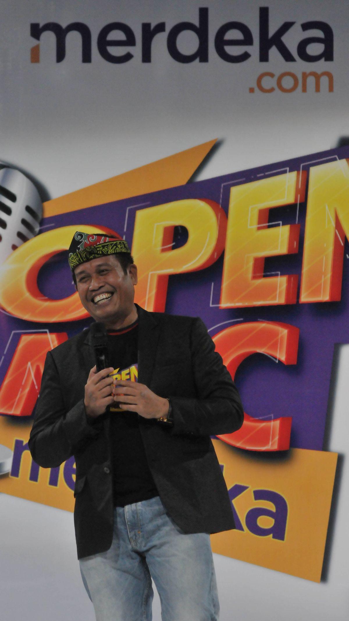 Bagaimana tidak, dalam semalam Asdar mendadak ditunjuk untuk menjadi komedian di panggung Open Mic Merdeka karena pemimpin daerahnya mengalami saraf kejepit.