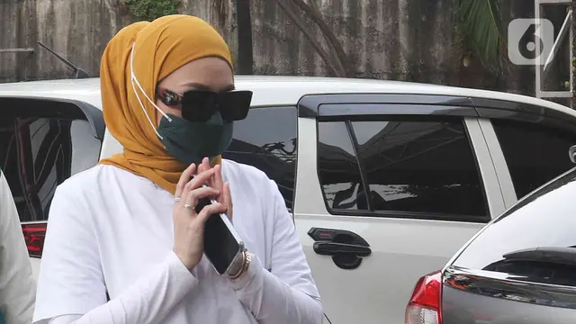 Tampilan Nathalie Holscher dalam Balutan Kerudung Kuning