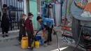 Di Kabul, harga air bersih semakin mahal ketika kota ini berjuang untuk memerangi krisis air. Sementara, menurut Perserikatan Bangsa-Bangsa (PBB), 85 persen penduduk Kabul hidup dengan pendapatan kurang dari satu dolar per hari. (Wakil KOHSAR/AFP)