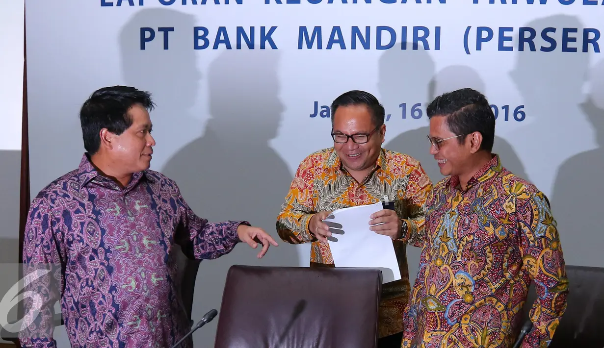 Dirut Bank Mandiri, Kartika Wirjoatmodjo (tengah) bersiap menyampaikan paparan kinerja, Jakarta Senin (16/5). Bank Mandiri memperoleh laba operasional sebesar Rp 9,7 triliun hingga akhir Maret 2016. (Liputan6.com/Angga Yuniar)