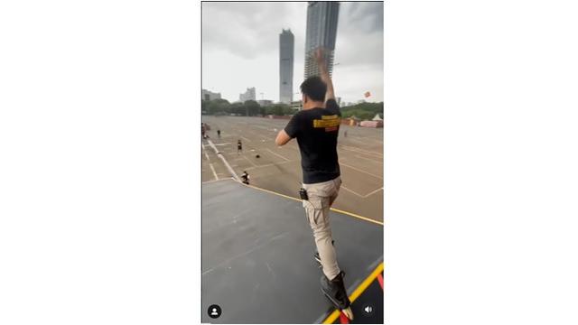 Bikin Deg-Degan, Ini 6 Potret Ariel NOAH Nyanyi Sambil Meluncur Pakai Sepatu Roda