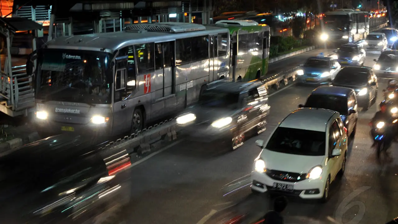 Transjakarta Mulai Beroperasi 24 Jam
