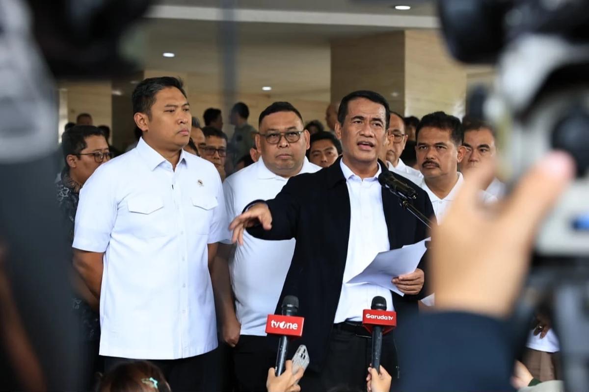 Mentan Amran saat melepas bantuan Kementan Peduli tahap 2 sebanyak 153 truk di Kampus Kementerian Pertanian