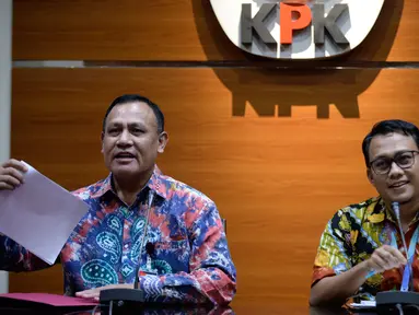 Ketua KPK Firli Bahuri (kiri) dan Plt Jubir KPK Ali Fikri menyampaikan keterangan terkait pengembangan kasus proyek jalan Bengkalis di Gedung KPK, Jakarta, Jumat (17/1/2020). KPK menetapkan 10 tersangka dalam kasus tersebut. (merdeka.com/Dwi Narwoko)