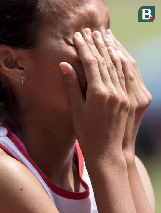Putri Ni Made Arianti pelari Indonesia berhasil meraih medali perak di cabang para atletik nomor lari 400 meter T13 pada Asian Para Games 2018, di Stadion Utama Gelora Bung Karno Jakarta, Kamis(11/10/2018).  (Bola.com/Peksi Cahyo)