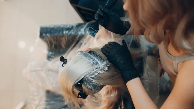 Proses Pewarnaan Rambut