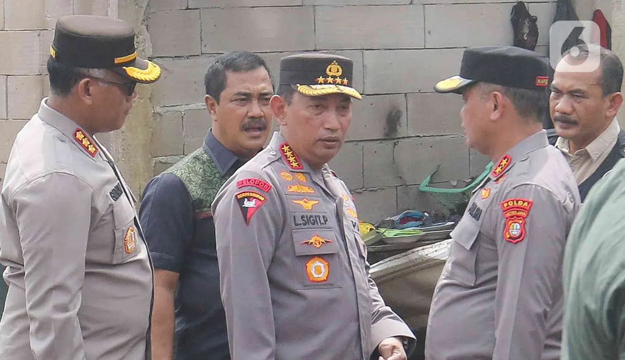 Kapolri Jenderal Listyo Sigit Prabowo (tengah) mendatangi langsung lokasi kebakaran Depo Pertamina Plumpang, Jakarta Utara, Sabtu (4/3/2023). Kapolri menyampaikan hingga siang ini sudah ada 15 jenazah korban kebakaran Depo Pertamina Plumpang yang dievakuasi ke RS Polri. (Liputan6.com/Herman Zakharia)