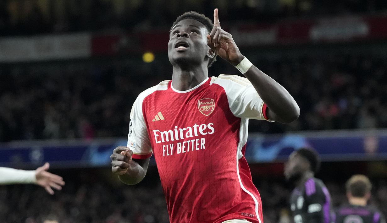 Selebrasi gelandang Arsenal, Bukayo Saka setelah mencetak gol pertama timnya ke gawang Bayern Munchen pada laga leg pertama babak perempatfinal Liga Champions 2023/2024 di Emirates Stadium, London, Selasa (9/4/2024) malam. (AP Photo/Frank Augstein)