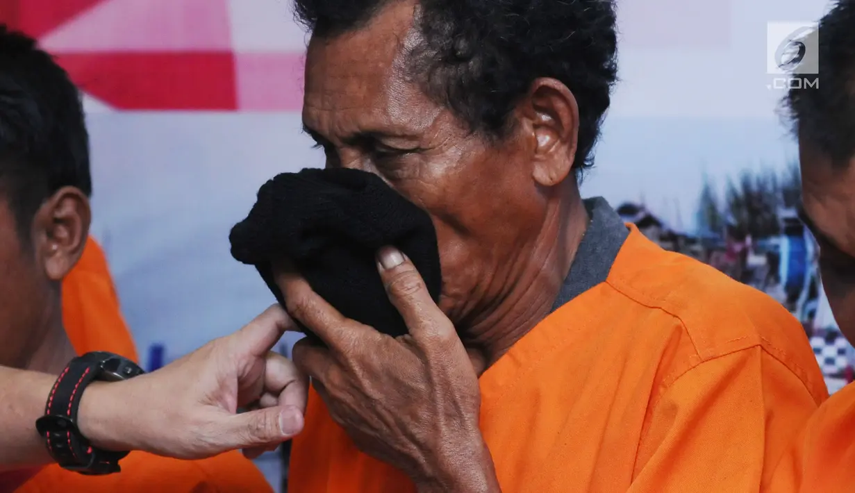 Salah satu tersangka penangkapan awak kapal pembawa narkotika jenis sabu diperlihatkan saat rilis di Jakarta, Senin (16/10). Dir IV Mabes Polri beserta Bea Cukai menggagalkan masuknya sabu seberat 30 kilogram. (Liputan6.com/Helmi Fithriansyah)