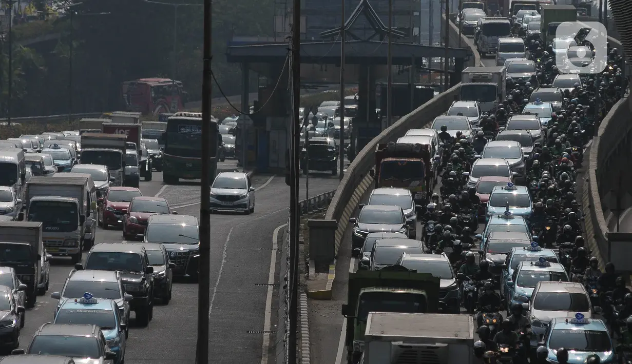 Pemerintah DKI Jakarta menyatakan kendaraan berusia lebih dari tiga tahun wajib lulus uji emisi. (merdeka.com/Imam Buhori)