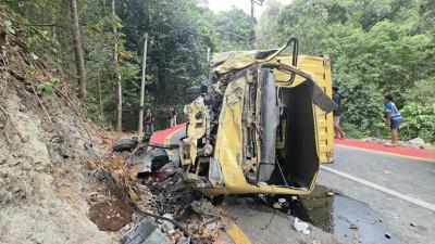 Detik-Detik Evakuasi Sopir Truk Boks yang Terjepit di Turunan Cisarakan