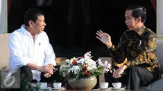 Perbincangan akrab Presiden Filipina Rodrigo Duterte  (kiri) dengan Presiden Joko Widodo di Istana Negara, Jakarta, Jumat (9/9). Ini kunjungan kenegaraan pertama Duterte pasca menjabat sebagai Presiden. (Liputan6.com/ Faizal Fanani)