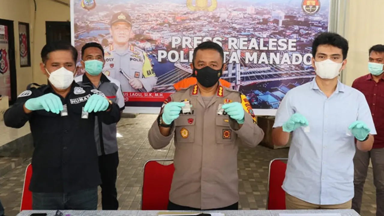 Laloly didampingi Kasatresnarkoba Kompol Temmy Toni dan Kasubbag Humas Iptu Yusak Parinding saat jumpa pers di Mapolresta Manado, Rabu (3/2/2021).