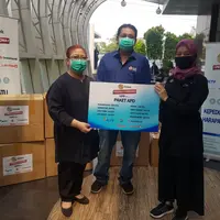 EMTEK PEduli Corona melalui YPP menyalurkan bantuan APD untuk Unit Donor Darah Tangerang Selatan, Selasa (4/8/2020)