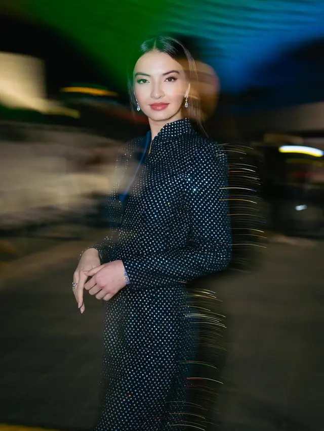 6 Pesona Elegan Khas Perempuan Indonesia Raline Shah, Jadi Pembaca Nominasi di Busan International Film Festival 2024