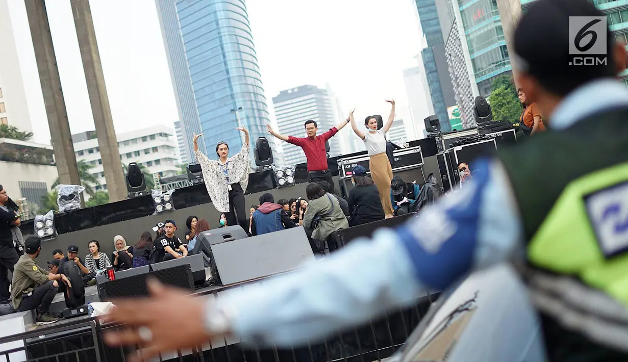 Penari latar mengikuti gladi resik malam puncak HUT Ke-492 Kota Jakarta di panggung hiburan, Bundaran HI, Jakarta, Jumat (21/6/2019). Rangkaian malam puncak HUT Jakarta diisi dengan live mural, bazar kreatif dan donasi, video mapping hingga festival musik. (Liputan6.com/Immanuel Antonius)