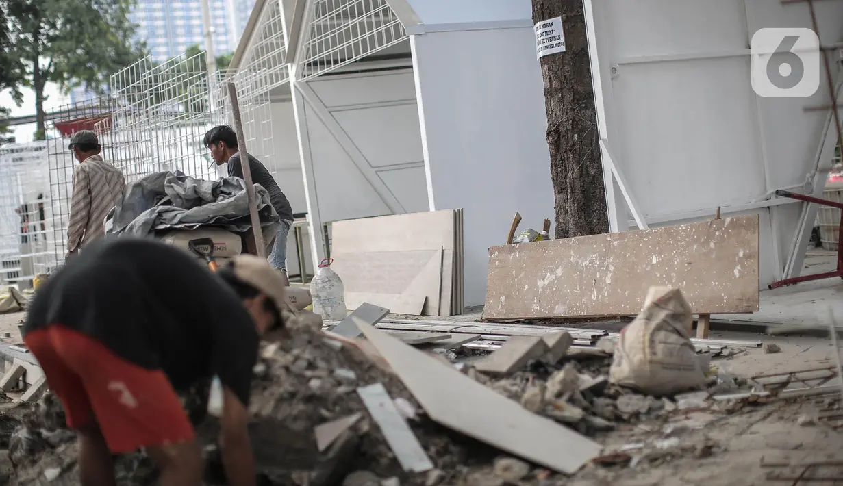 Pekerja melakukan proses pembangunan pusat usaha kuliner di Jalan Matraman Dalam tepatnya dekat Masjid Matraman, Kelurahan Pegangsaan, Kecamatan Menteng, Rabu (14/9/2022). Pemerintah Kota (Pemkot) Administrasi Jakarta Pusat bekerja sama dengan Baznas Bazis akan merevitalisasi tempat usaha kuliner seluas 500 meter. (Liputan6.com/Faizal Fanani)