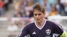 Pemain Yugoslavia, Dragan Stojkovic mencetak gol  saat berusia 19 tahun 107 hari di piala Eropa 1984 kala itu Yugoslavia kalah dari Prancis 2-3.  (AFP/Omar Torres)